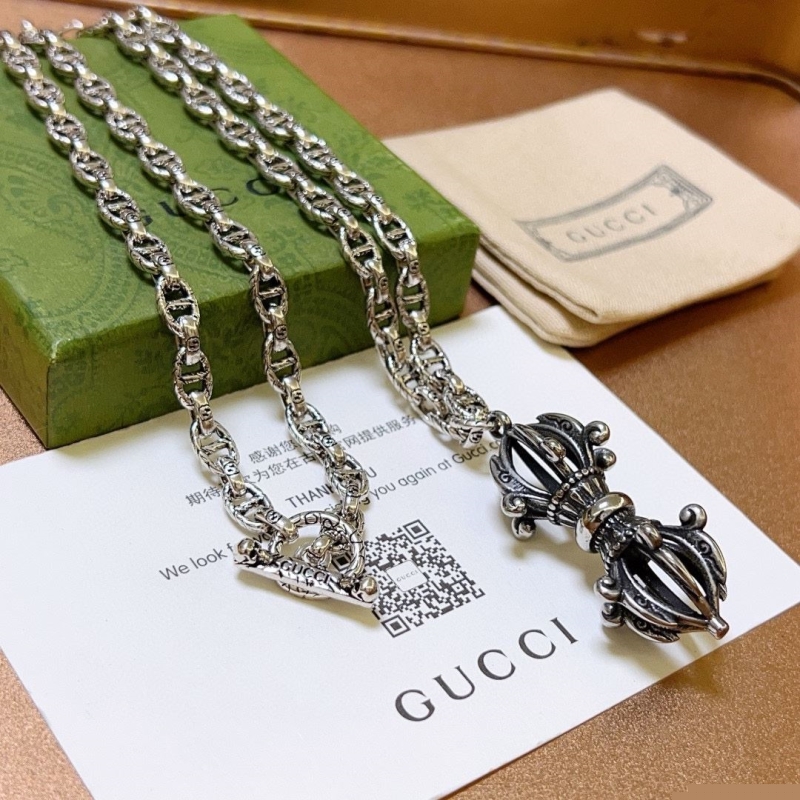 G*u*i necklaces